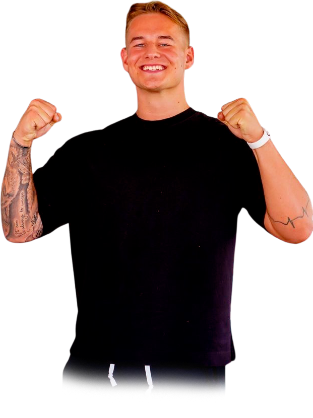 Oscar står triumferende med næverne foran sig